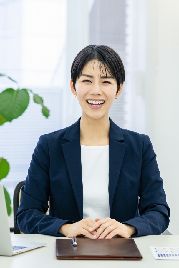 警備スタッフとして働く女性